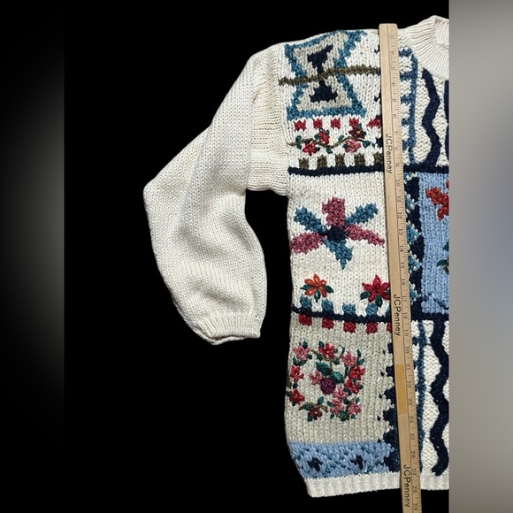 90’s Classic Elements Cream and Navy Knit Top With Shoulder Pads - Picture 9 of 10